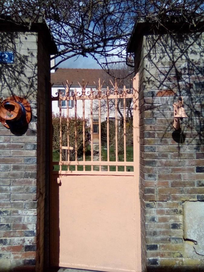 La Grille Fleurie, Chambres D'Hote Chez L'Habitant Arthonnay Экстерьер фото